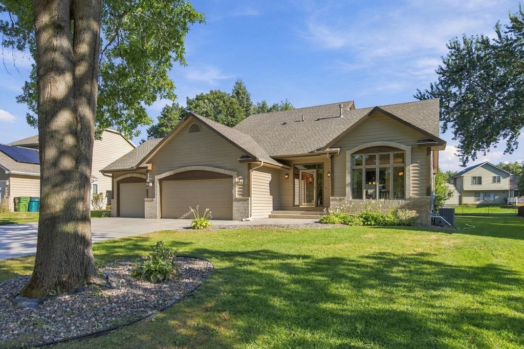 490 Hawthorn Road, Lino Lakes, MN 55014 — exterior