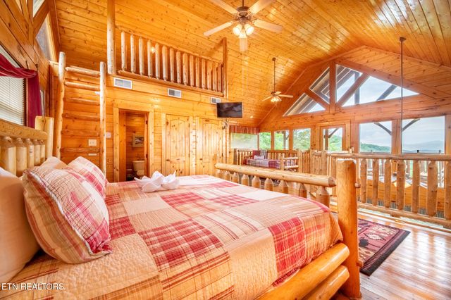 907 Black Bear Cub Way, Sevierville, TN 37862