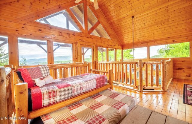 907 Black Bear Cub Way, Sevierville, TN 37862