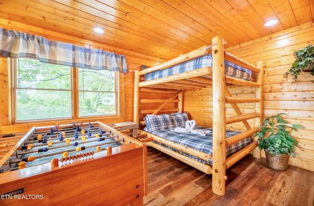 907 Black Bear Cub Way, Sevierville, TN 37862