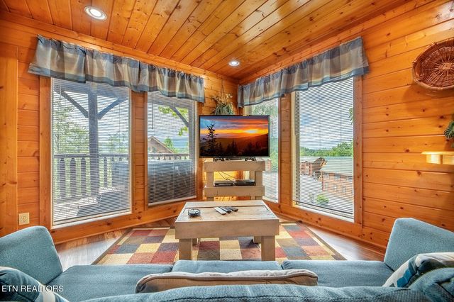 907 Black Bear Cub Way, Sevierville, TN 37862