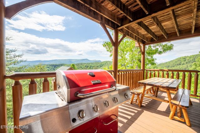 907 Black Bear Cub Way, Sevierville, TN 37862