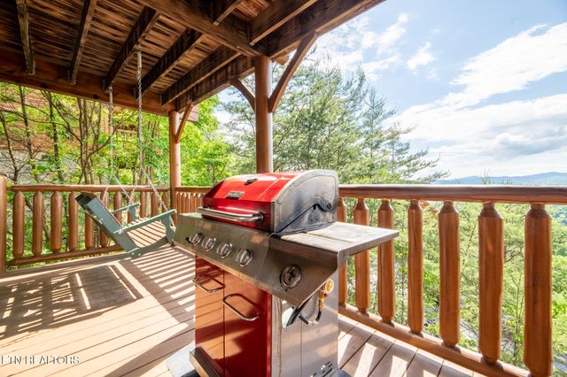 907 Black Bear Cub Way, Sevierville, TN 37862