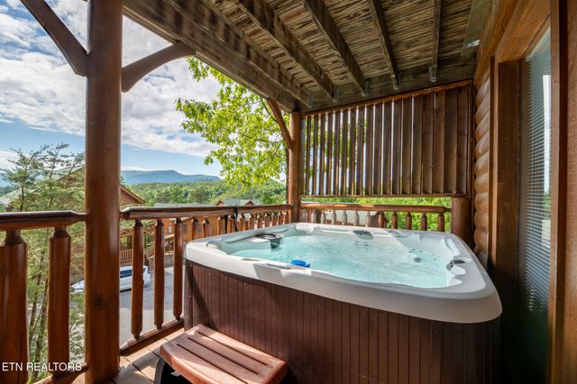 907 Black Bear Cub Way, Sevierville, TN 37862