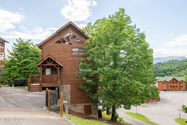 907 Black Bear Cub Way, Sevierville, TN 37862