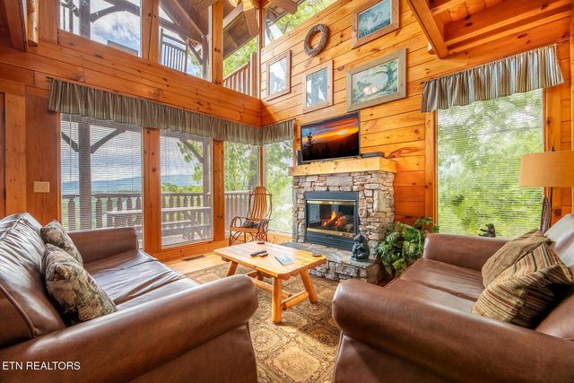 907 Black Bear Cub Way, Sevierville, TN 37862