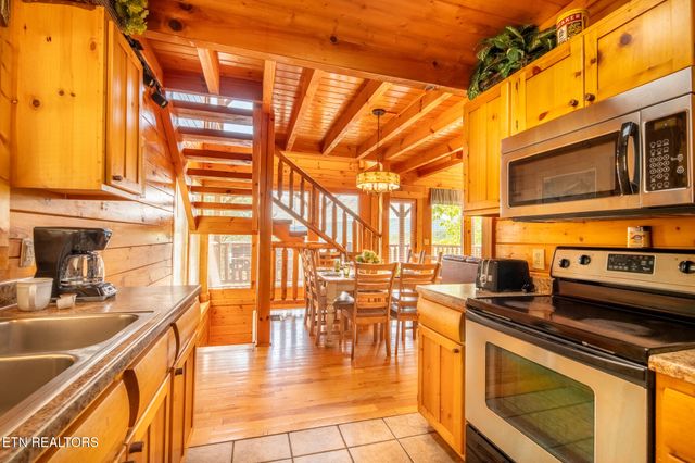 907 Black Bear Cub Way, Sevierville, TN 37862