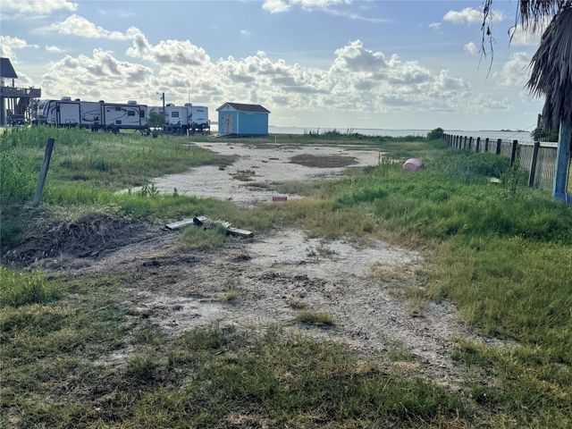 1031 Rollover Circle, Gilchrist, TX 77617