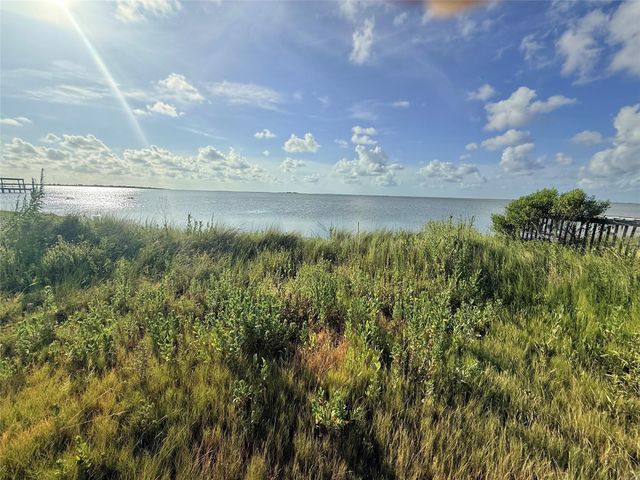 1031 Rollover Circle, Gilchrist, TX 77617