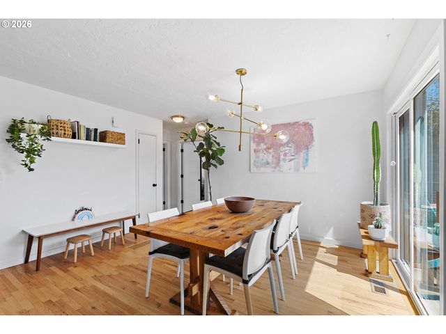 7635 Se MARKET St, Portland, OR 97215