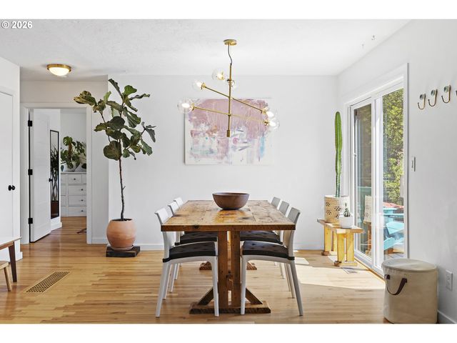 7635 Se MARKET St, Portland, OR 97215