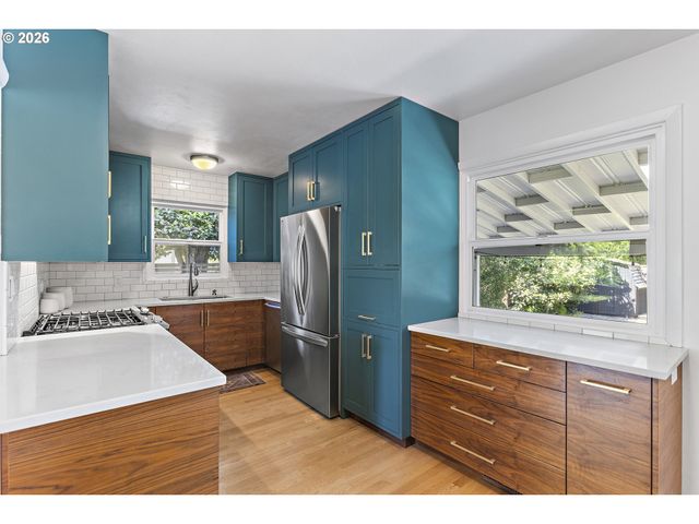 7635 Se MARKET St, Portland, OR 97215