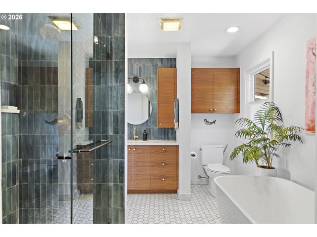 7635 Se MARKET St, Portland, OR 97215