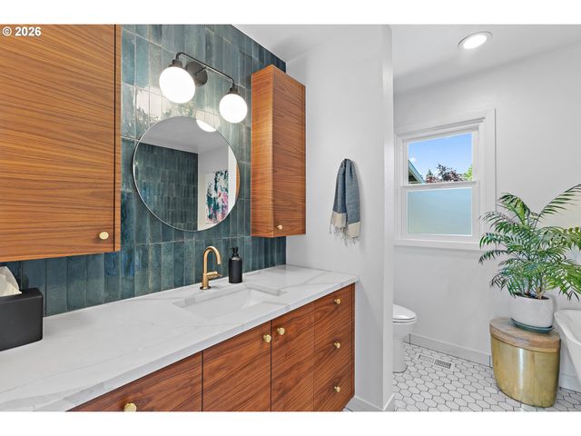 7635 Se MARKET St, Portland, OR 97215