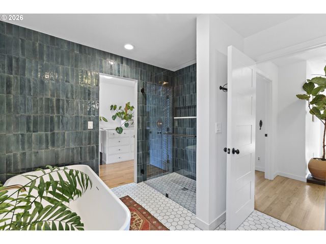 7635 Se MARKET St, Portland, OR 97215