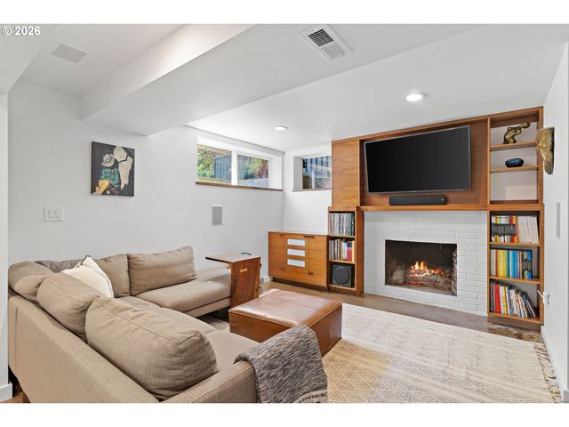 7635 Se MARKET St, Portland, OR 97215