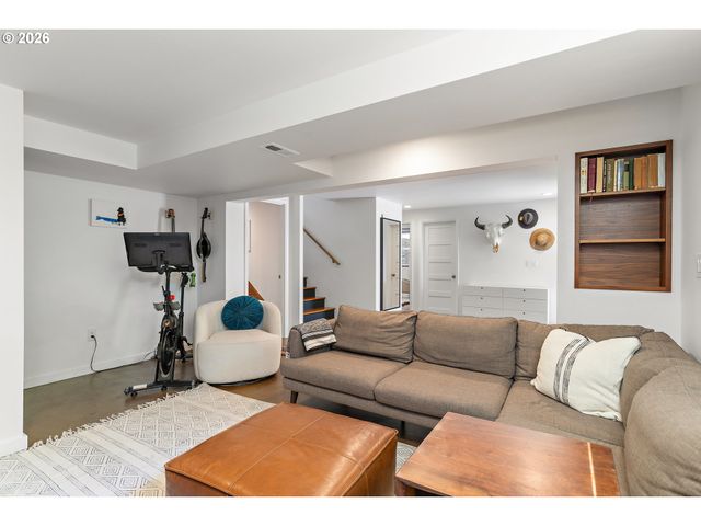 7635 Se MARKET St, Portland, OR 97215