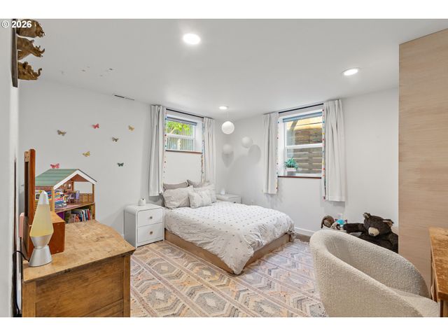 7635 Se MARKET St, Portland, OR 97215