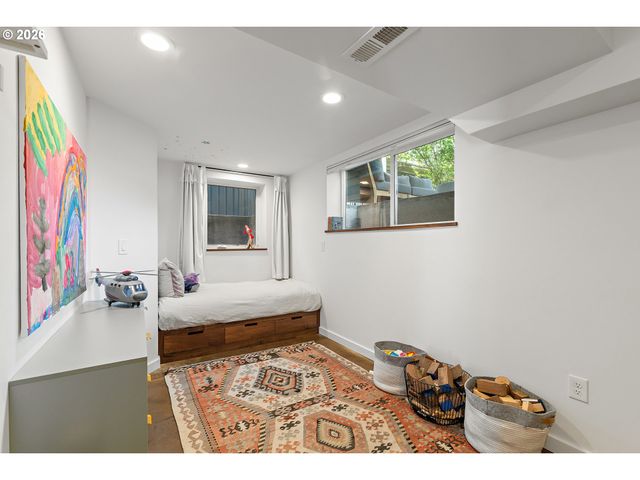 7635 Se MARKET St, Portland, OR 97215