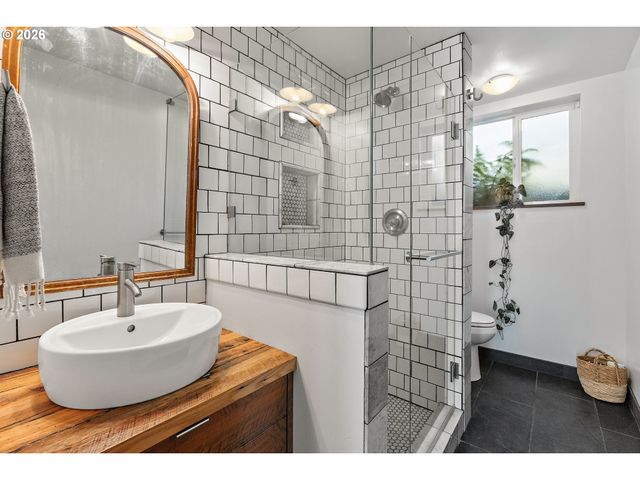 7635 Se MARKET St, Portland, OR 97215