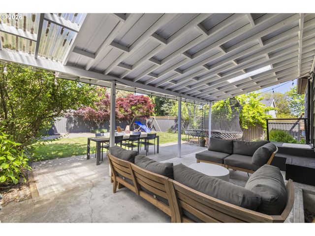 7635 Se MARKET St, Portland, OR 97215