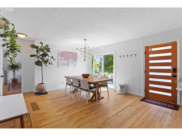 7635 Se MARKET St, Portland, OR 97215