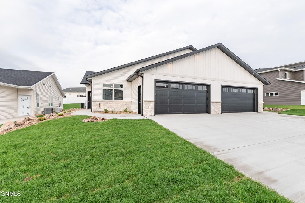 4116 Platinum Street, Bismarck, ND 58503 photo 2