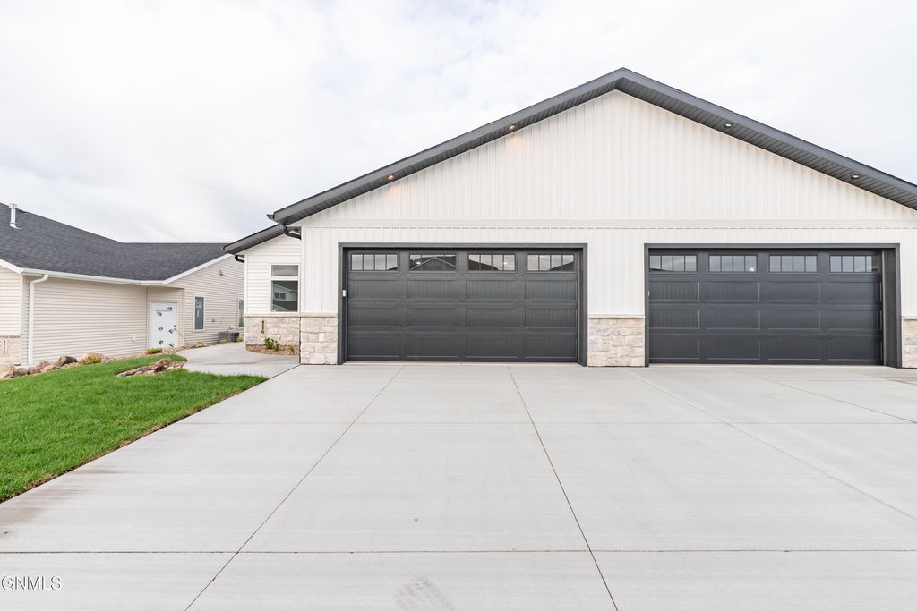4116 Platinum Street, Bismarck, ND 58503 photo 3
