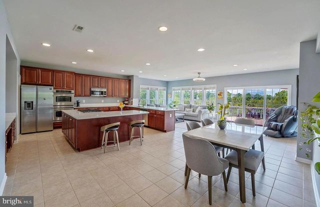 43820 CHURCHILL GLEN DR, Chantilly, VA 20152