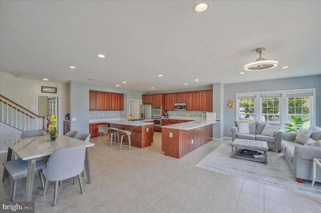 43820 CHURCHILL GLEN DR, Chantilly, VA 20152