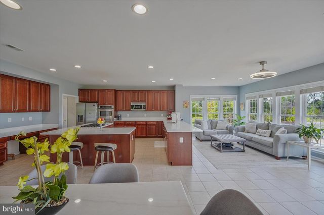 43820 CHURCHILL GLEN DR, Chantilly, VA 20152