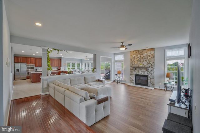43820 CHURCHILL GLEN DR, Chantilly, VA 20152