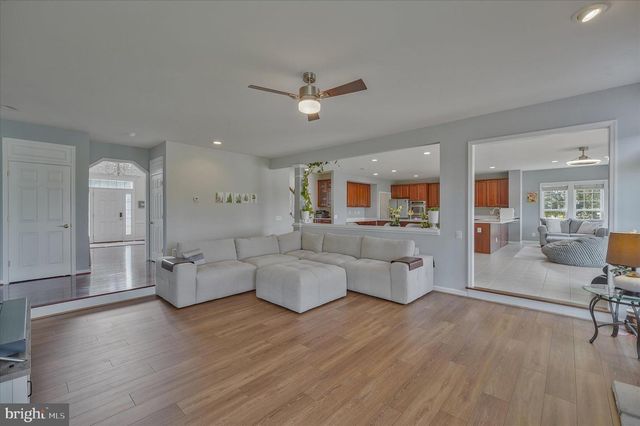 43820 CHURCHILL GLEN DR, Chantilly, VA 20152