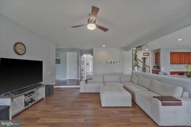 43820 CHURCHILL GLEN DR, Chantilly, VA 20152