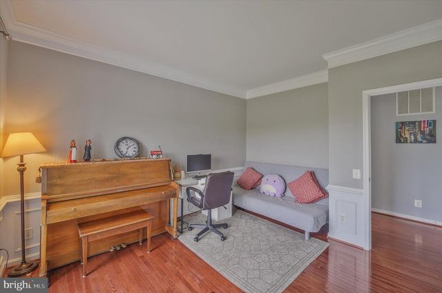 43820 CHURCHILL GLEN DR, Chantilly, VA 20152
