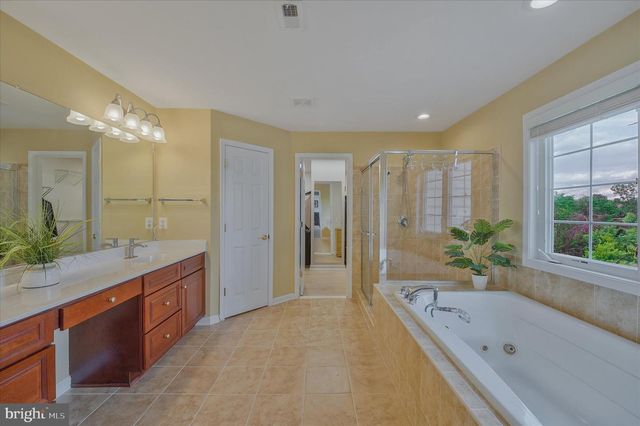 43820 CHURCHILL GLEN DR, Chantilly, VA 20152