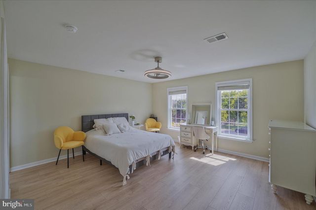43820 CHURCHILL GLEN DR, Chantilly, VA 20152