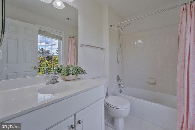 43820 CHURCHILL GLEN DR, Chantilly, VA 20152