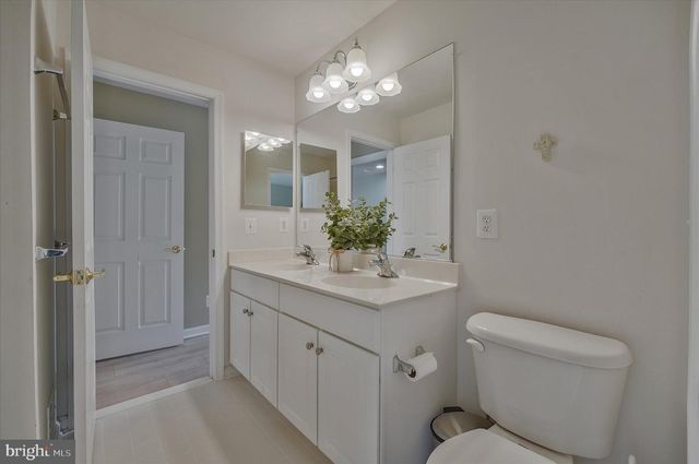 43820 CHURCHILL GLEN DR, Chantilly, VA 20152
