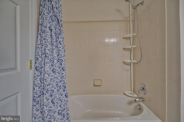 43820 CHURCHILL GLEN DR, Chantilly, VA 20152
