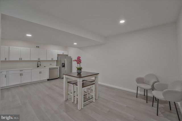 43820 CHURCHILL GLEN DR, Chantilly, VA 20152