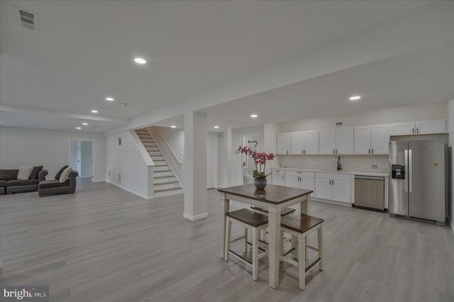 43820 CHURCHILL GLEN DR, Chantilly, VA 20152