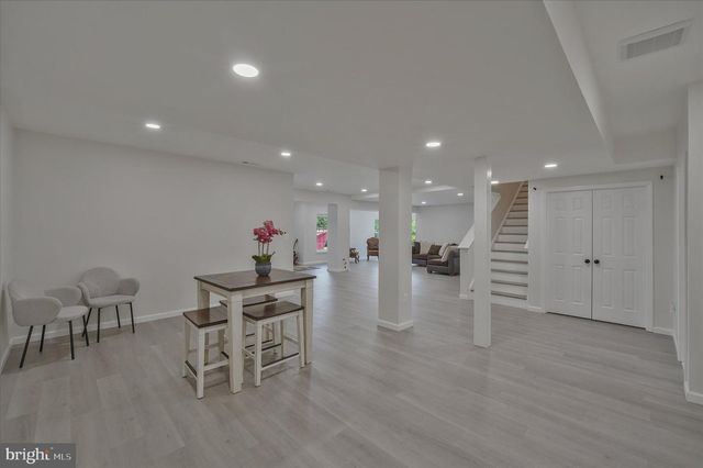 43820 CHURCHILL GLEN DR, Chantilly, VA 20152