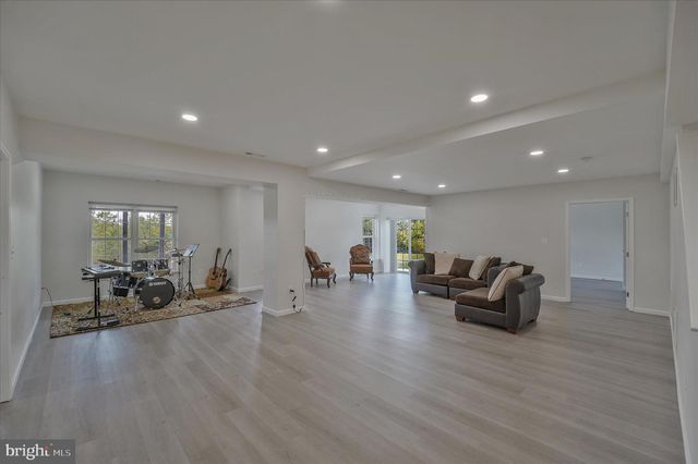 43820 CHURCHILL GLEN DR, Chantilly, VA 20152