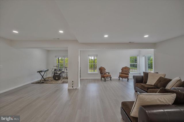 43820 CHURCHILL GLEN DR, Chantilly, VA 20152