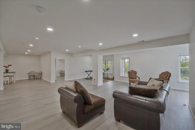 43820 CHURCHILL GLEN DR, Chantilly, VA 20152