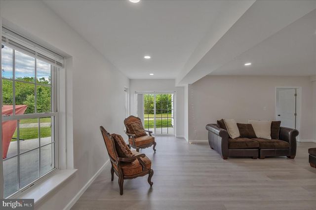 43820 CHURCHILL GLEN DR, Chantilly, VA 20152