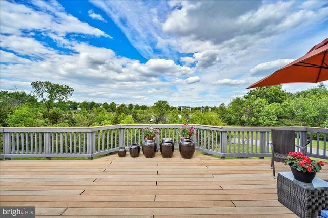 43820 CHURCHILL GLEN DR, Chantilly, VA 20152