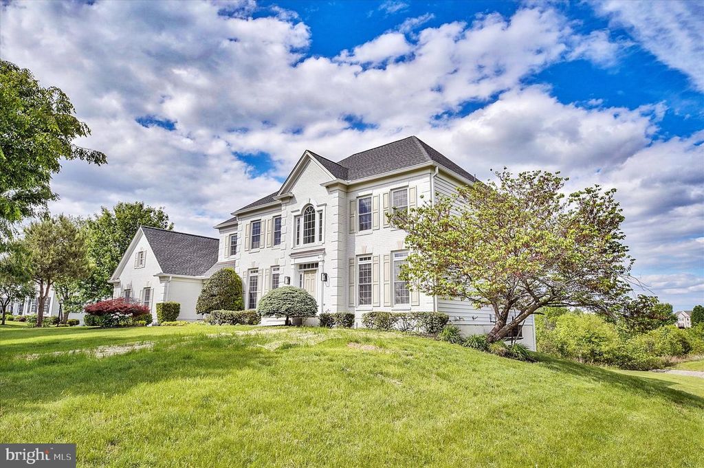 43820 CHURCHILL GLEN DR, Chantilly, VA 20152