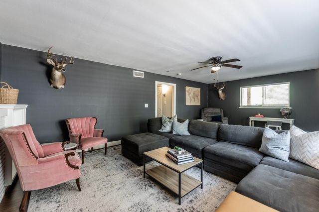 2120 Avenue R, Huntsville, TX 77340